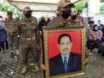 satpol-pemprov-sulsel-memegang-foto-semasa-hidup-almarhum-abdul-latief2.jpg