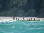 satu-dari-sedikit-foto-yang-memperlihatkan-sekilas-penduduk-pulau-sentinel-utara_20180917_203332.jpg
