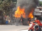 satu-unit-mobil-grand-max-terbakar_20181027_154043.jpg