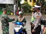 satuan-lalu-lintas-satlantas-polres-bersama-personel-kodim-1419-enrekang-membagian-masker.jpg