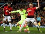 scott-mctominay-berebut-bola-dengan-lionel-messi-2462020.jpg