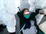 screenshot-perempuan-diseret-petugas-mengenakan-pakaian-hazmat-3052020-1.jpg