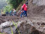 sebagian-warga-memilih-jalan-kaki-melewati-material-tanah-longsor-di-dusun-bontolaisa.jpg