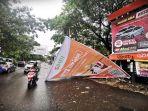 sebuah-baliho-jatuh-dan-menutup-separuh-bahu-jalan-di-jl-cendrawasih-makassar-1.jpg