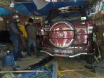 sebuah-mobil-menyeruduk-rumah-warga-di-aralle.jpg