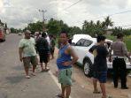 sebuah-mobil-nissan-juke-warna-putih-terjun-ke-sawah-di-jl-poros-anabanua-sengkang.jpg