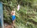 sebuah-video-memperlihatkan-beberapa-orang-tengah-tengah-membersihkan-gunung-dari-celana-dalam.jpg