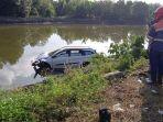 sebuh-mini-bus-terjun-ke-empang-warga-di-kampung-kalukua-desa-pajukukang-3.jpg