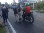 sejumlah-biker-ynci-luwu-timur-berbagi-masker-membagikan-masker-ke-pengguna-jalan.jpg