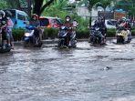 sejumlah-kendaraan-melintasi-genangan-air-di-jl-tun-abd-razak-1.jpg