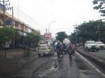 sejumlah-lubang-berserakan-di-badan-jalan-poros-maros.jpg