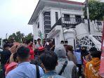 sejumlah-mahasiswa-saat-demo-di-depa-kejari-majene-2.jpg