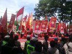 sejumlah-organisasi-buruh-di-kota-makassar-berunjuk-rasa-rabu-152019-siang-tadi.jpg