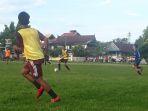 sejumlah-pemain-lokal-sedang-diseleksi-askab-pssi-sinjai-sabtu-562021.jpg