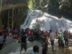 sejumlah-pengunjung-dari-berbagai-daerah-memadati-kawasan-air-terjun-bantimurung-maros_20180617_184515.jpg