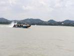 sejumlah-perahu-nelayan-melintas-di-danau-tempe3.jpg