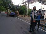 sejumlah-petugas-satpol-pp-dan-dinas-perhubungan-berjaga-di-sepanjang-bahu-jalan-3.jpg