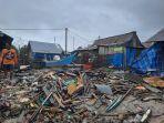 sejumlah-rumah-terkena-abrasi-di-pesisir-Desa-Kanaeng-Takalar-Sabtu-241222.jpg
