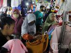 sejumlah-warga-berburu-baju5.jpg