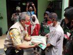 sejumlah-warga-kurang-mampu-atau-prasejahtera-mendapat-bantuan-beras.jpg