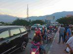 sejumlah-warga-singgah-di-jembatan-palu.jpg