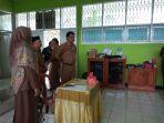 sekprov-sulteng-hidayat-lamakarate-saat-memantau-langsung.jpg