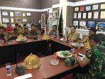sekretaris-daerah-kabupaten-pinrang-islamuddin-dalam-acara-pertemuan-di-kantor-bupati.jpg