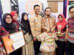 selatan-andi-sudirman-sulaiman-ketiga-dari-kanan-mengenakan-batik-rongkong.jpg