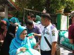sembako-gratis-pada-masyarakat-di-kantor-kecamatan-banggae.jpg