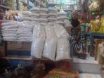 sembako-naik-di-pasar-turatea-jeneponto_20160523_194726.jpg
