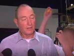 senator-queensland-frasser-anning-ditimpuk-telur.jpg