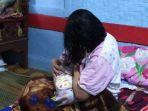 seorang-ibu-sedang-menyusui-bayi-yang-baru-dilahirkannya-dengan-norma.jpg