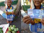 seorang-nenek-penjual-mangga-dibayar-pakai-uang-rp-50-ribu-mainan.jpg
