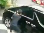 seorang-pria-berusaha-menarik-kaca-mobil-alphard.jpg