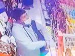 seorang-pria-terekam-cctv-mencuri-di-toko-nay-shop-rantepao-toraja-utara-sabtu-1552021.jpg