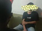 seorang-tersangka-terduga-kekerasan-seksualsaat-diperiksa-di-pos-satpol-pp-sinjai.jpg