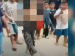 seorang-wanita-diarak-setengah-bugil-setelah-tepergok-mesum-dengan-pria.jpg