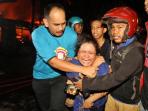 seorang-wanita-histeris-melihat-rumahnya_20151101_003440.jpg