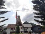 setengah-tiang-diturunkan-di-kantor-bupati-toraja-utara.jpg
