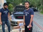 siapa-tom-liwafa-bagi-bagi-kardus-berisi-uang-ke-warga-yang-ditemui-di-jalan.jpg
