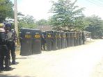 simulasi-pengamanan-pemilu-tahun-2019-di-depan-kantor-kpu-sulbar_20180926_163425.jpg