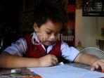 siswa-sd-inpres-antang-2-mengerjakan-soal-uas-genap-di-rumahnya-di-antang.jpg