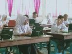siswa-sman-2-jeneponto-saat-mengikuti-unbk-senin-142019.jpg