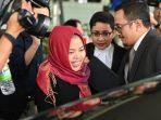 siti-aisyah-nampak-tersenyum-ketika-meninggalkan-pengadilan-tinggi-shah-alam.jpg