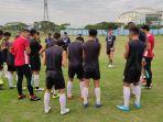 skuad-psm-makassar-saat-uji-lapangan-di-stadion-surajaya-lamongan.jpg