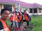 slamet-riadi-kiri-depan-dibantu-karyawannya-sedang-mendirikan-tower-di-salah-satu-desa-terpencil.jpg