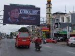 slogan-simbolik-doboloki-adnan-purichta-ichsan-terpajang-di-papar-reklame-batas-kota-makassar-gowa.jpg