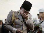 soekarno-saat-menangis-di-makam-jenderal-ahmad-yani.jpg