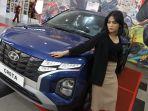spg-memperlihatkan-mobil-hyundai-creta.jpg