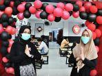 staf-menyapa-para-pengunjung-sei-sapiku-usai-grand-opening1.jpg